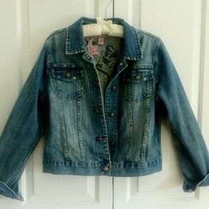 🔴 Embroidered Denim Trucker Jacket